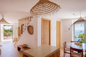 Foto dalla galleria di Villa Cisterna Capri, private beach front property with pool a Capri