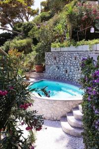 Piscina di Villa Cisterna Capri, private beach front property with pool o nelle vicinanze