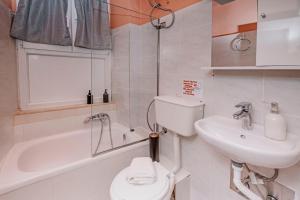 ein Badezimmer mit einem WC, einem Waschbecken und einer Badewanne in der Unterkunft Venetian Reale Apartment in Korfu-Stadt