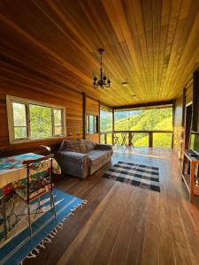 ein Schlafzimmer mit einem Bett und einer Holzdecke in der Unterkunft Paraíso da serra in São Francisco Xavier