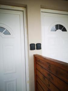 dos puertas blancas están una al lado de la otra en Gratelia Apartment Damnoni, en Dhamnóni