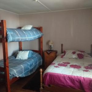 - une chambre avec deux lits superposés et un lit dans l'établissement La Huerta, à Vicuña