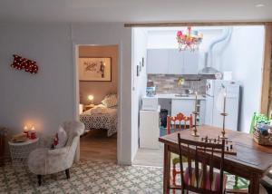 Una cocina y una sala de estar con mesa y sillas. en House beach in Lizandro by Ericeira Property, en Carvoeira