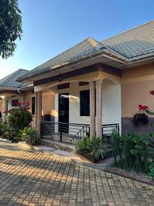 una casa con una entrada de ladrillo delante de ella en Tropical Oasis Retreat, en Kisubi
