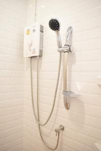 um chuveiro na casa de banho com secador de cabelo em Rest24 Betong em Betong