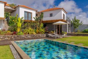 een villa met zwembad voor een huis bij Casas Da Vereda in Estreito da Calheta