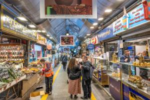 Davidka Guesthouse في القدس: مجموعة اشخاص واقفين في سوق