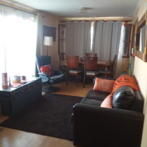 sala de estar con sofá y comedor en La Huerta, en Vicuña