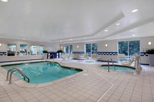 einen Pool in der Mitte einer Hotellobby in der Unterkunft Fairfield Inn & Suites by Marriott Detroit Metro Airport Romulus in Romulus