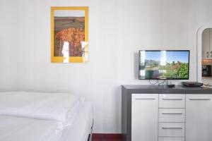 Schlafzimmer mit einem Bett und einem Flachbild-TV in der Unterkunft Seepark Sellin FeWo AG Whg 321 in Ostseebad Sellin