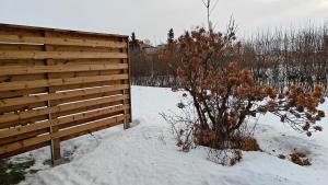 una cerca de madera y un arbusto en la nieve en Apartment in Säkylä centrum, en Säkylä