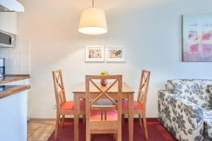 eine Küche und ein Esszimmer mit einem Tisch und einem Sofa in der Unterkunft Fewo 340, Seepark Sellin in Ostseebad Sellin