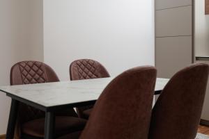 a conference room with a table and chairs at Emery Apartments in Prishtinë