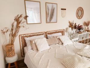 1 dormitorio con 1 cama con sábanas y almohadas blancas en Apartmány Zahražany en Most