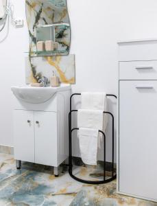 La salle de bains est pourvue d'un lavabo et d'un miroir. dans l'établissement Navial, à Gabrovo