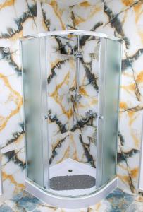 La salle de bains est pourvue d'un miroir et d'un mur en marbre. dans l'établissement Navial, à Gabrovo