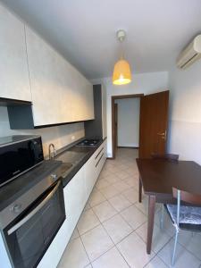 uma cozinha com uma mesa e uma sala de jantar em Resegone - City Centre Comfy Apartment em Lecco