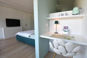 um quarto com uma cama e um quarto com uma mesa em The Window em Bellinzona