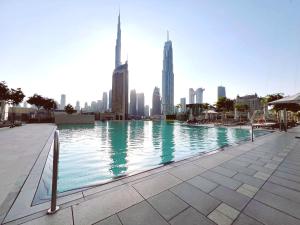 ein Schwimmbad in einer Stadt mit hohen Gebäuden in der Unterkunft Downtown Views II Burj Khalifa View, Downtown Dubai - Mint Stay in Dubai