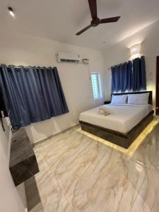 Uma cama ou camas num quarto em La Tamara Auroville