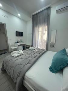 um quarto com uma cama grande e uma janela em B&B La Cumana em Nápoles