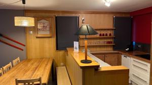 Kuchyň nebo kuchyňský kout v ubytování Résidence LA POUDREUSE - Hyper centre - Apt 3 Pièces 75 M2 - by MONTBLANC LODGE