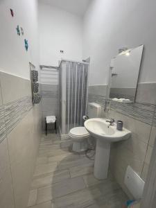 uma casa de banho branca com um WC e um lavatório em B&B La Cumana em Nápoles
