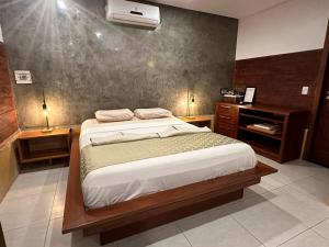 sypialnia z łóżkiem i biurkiem w obiekcie Pousada Oasis Paracuru w mieście Paracuru