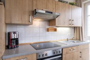 uma cozinha com um lavatório e um fogão em Fewo 405, Seepark Sellin em Ostseebad Sellin