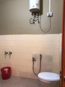 ein Bad mit einem WC und einem Wassertank in der Unterkunft THE Pi HOMESTAY IMPHAL MANIPUR in Imphal