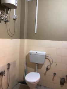 ein Bad mit einem WC und einer Dusche in der Unterkunft THE Pi HOMESTAY IMPHAL MANIPUR in Imphal