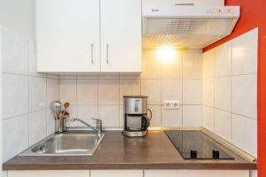 uma cozinha com um lavatório e comodidades para preparar café em Fewo 601, Seepark Sellin em Ostseebad Sellin