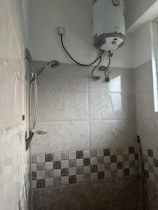 y baño con ducha, lavabo y aseo. en Nexus 25 en Colombo
