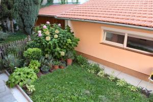 Vonkajšia záhrada v ubytovaní Apartmani Nighty Night