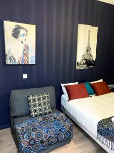 1 dormitorio con 1 cama y 1 silla y la torre Eiffel en Urban Flat 169 - Pretty Flat Bercy Coriolis en París