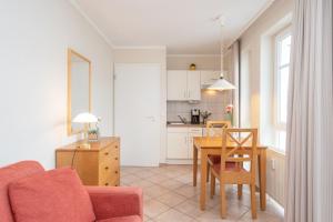 ein Wohnzimmer mit einem Esstisch und einer Küche in der Unterkunft Fewo 641, Seepark Sellin in Ostseebad Sellin