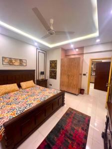 Voodi või voodid majutusasutuse Cedar Grove Defense Executive Apartments 517 toas +7 fotot