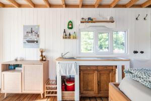 A kitchen or kitchenette at Hausboot WILMA