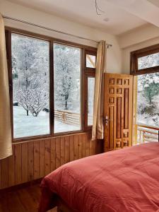 - une chambre avec vue sur une cour enneigée dans l'établissement Flüstern Homestay, à Nagar 64 autres photos