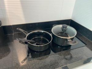 two pots sitting on top of a stove at Stúdio, piscina, bicicleta, churrasqueira, restaurante, espaço gourmet, ar central in Maceió +53 photos