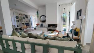 - un salon avec un canapé et une table dans l'établissement Villa Dar Céleste, à Essaouira