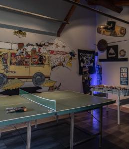 a ping pong table in a room with a van mural at La Finca Hostel de Montaña - Habitación Amancay in San Carlos de Bariloche