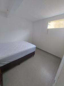 Un ou plusieurs lits dans un hébergement de l'établissement Casa em Frente ao Mar