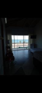 - une chambre avec un lit et une vue sur la plage dans l'établissement Casa em Frente ao Mar, à Prado