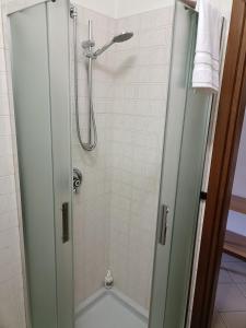 a bathroom with a shower with a tub at Casa vacanze La brezza di Varenna in Varenna
