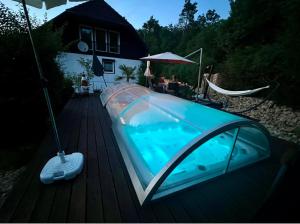 einen Pool mit einem Zelt neben einem Haus in der Unterkunft Casparidyll in Sigmaringen