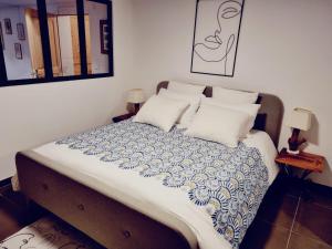 מיטה או מיטות בחדר ב-Logement avec billard, home cinéma et terrasse privatisés