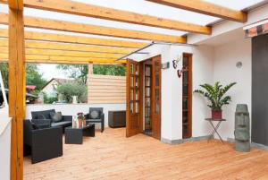 an outdoor patio with a wooden pergola at Top City Apartment Uniklinik in Freiburg im Breisgau