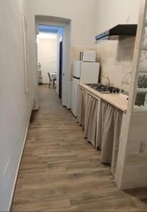 a hallway of a kitchen with a counter and a stove at Casa Principe Taranto "Intero appartamento" in Taranto