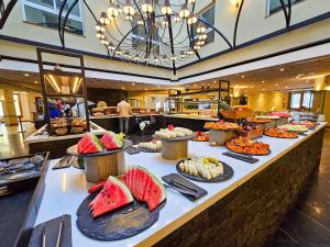 una linea a buffet con molti tipi di cibo diversi di Buona Vitta Gramado Resort & Spa by Gramado Parks a Gramado